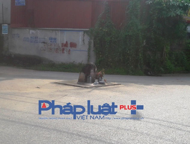 Người dân địa phương cho rằng Hòn đá mang hồn người trong đó (Ảnh: Đào Tấn)