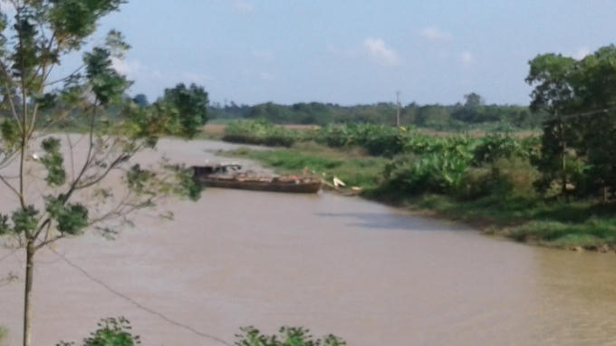 Tàu nạo vét, trở cát trên sông. Ảnh: Nguyệt Chi