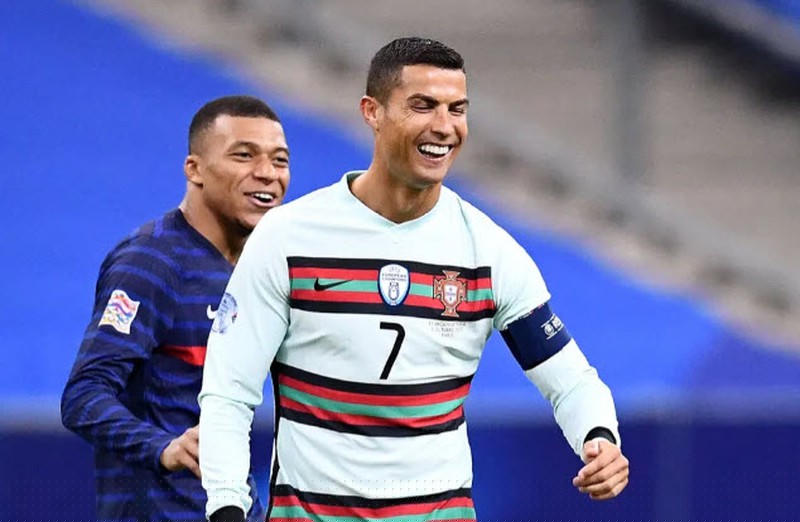 Mbappe rất ngưỡng mộ Ronaldo. ẢNH: AFP