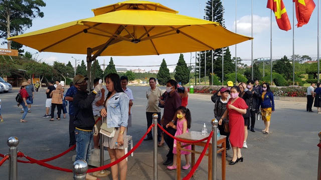 Đo thân nhiệt cho du khách trước khi vào tham quan