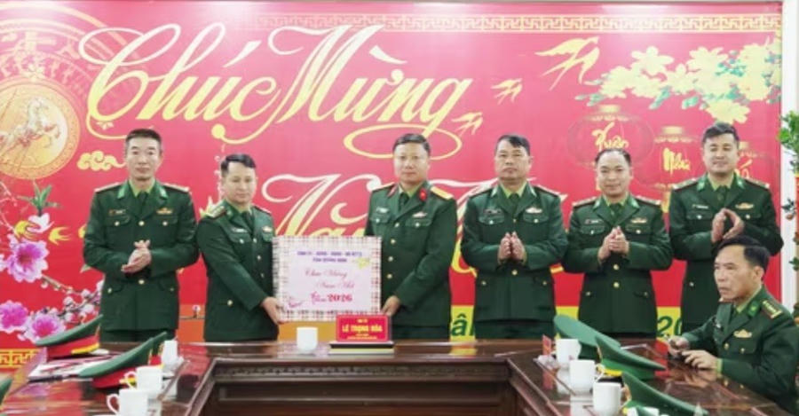 Đại tá Lê Trọng Hòa, Chỉ huy trưởng Bộ CHQS tỉnh Quảng Ninh, trao quà Tết cho các đơn vị LLVT trên địa bàn tuyến biên giới của tỉnh.