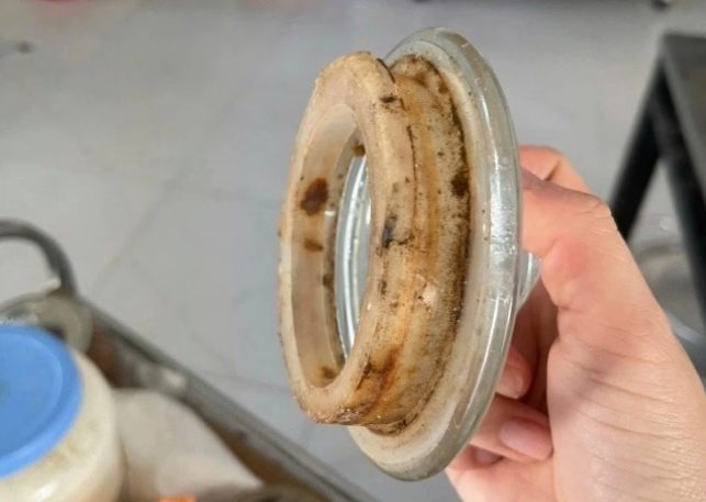 Một dụng cụ đựng thực phẩm bị ố vàng, được cho là chưa đảm bảo vệ sinh.