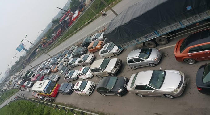 Giao thông Hà Nội kẹt cứng trong ngày nghỉ lễ đầu tiên