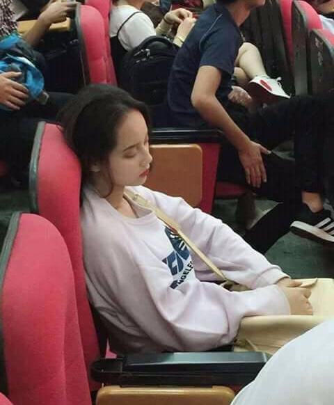 Cô gái ngủ gật xinh đẹp khiến nhiều chàng trai vào nhận là vợ.