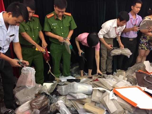 Nhiều sản phẩm t&uacute;i da đang bị ti&ecirc;u hủy