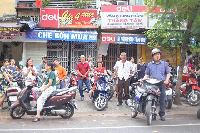 Phụ huynh đợi con thi tại điểm thi THPT Việt Đức, Hà Nội sáng 25/6/2018. (Ảnh: Mai Châm)