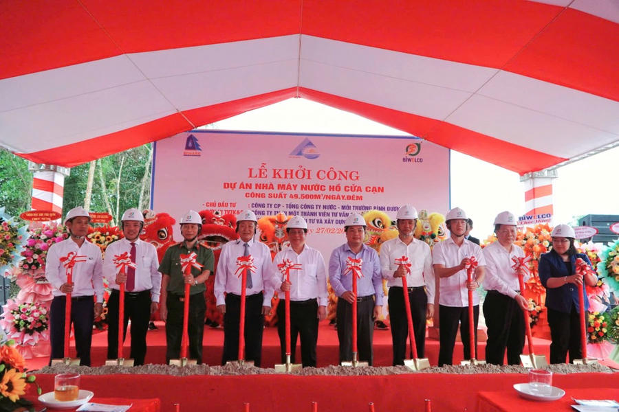 Quang cảnh buổi lễ khởi công các dự án