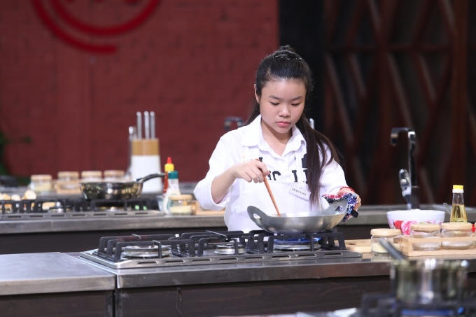“Mẹ là người thầy đầu tiên, là người truyền cảm hứng để tụi con vào bếp mỗi ngày”, Thảo Ngọc và Mai Ngọc chia sẻ.