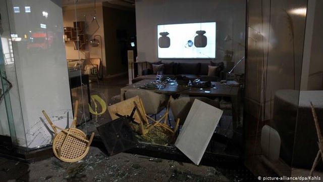 Căng thẳng leo thang vào nửa đêm khi các đối tượng bạo loạn ồ ạt kéo về trung tâm thành phố tấn công cảnh sát bằng đá và chai lọ, dùng gậy để đập vỡ cửa xe cảnh sát. Nhóm người sau đó tiếp tục chia thành các nhóm nhỏ, đập phá các cửa hàng và cướp bóc dọc Koenigstrasse nơi có tuyến đường mua sắm lớn. (Ảnh: DPA)