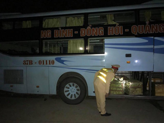 Lực lượng CSGT kiểm tra các phương tiện vi phạm.