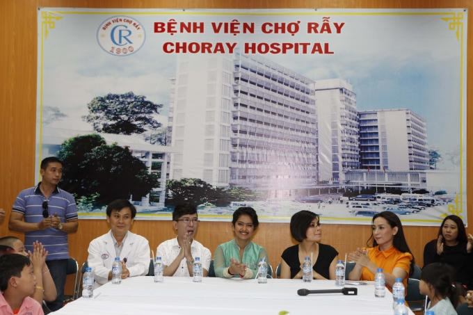 Avika Gor làm từ thiện tại bệnh viện Chợ Rẫy