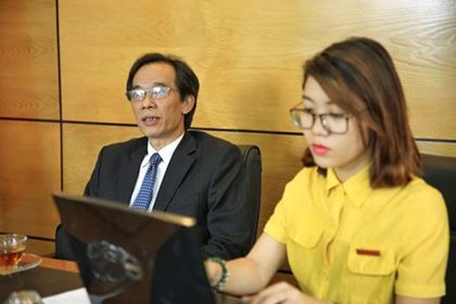 Ông Nguyễn Văn Bốn, Cục trưởng Cục Bồi thường Nhà nước (trái) đang trả lời câu hỏi của độc giả.