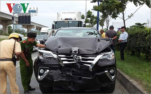 Va chạm liên hoàn, xế hộp biến dạng, 4 người may mắn thoát chết