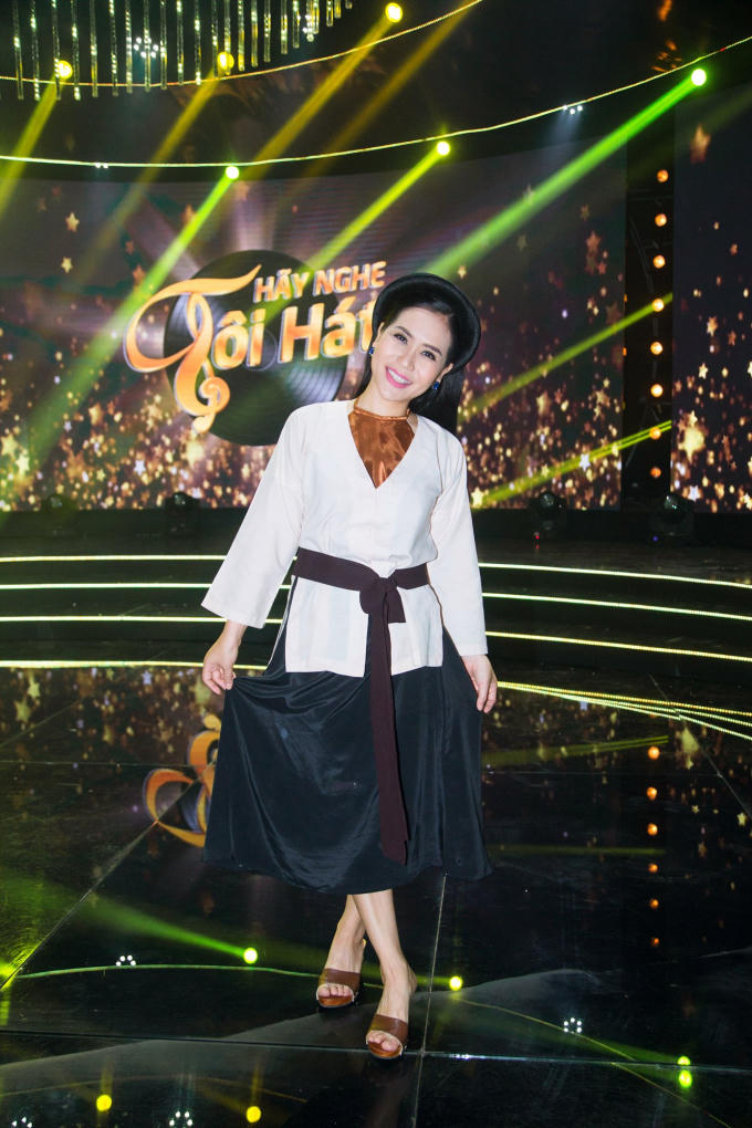 Phi Nhung khoe vẻ đẹp bí ẩn khi làm giám khảo