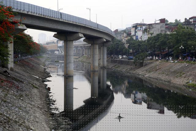 Sau khi đi qua một số tuyến phố, đường sắt chạy cắt ngang sông Tô Lịch ở đoạn đường Láng để vòng ra đường Nguyễn Trãi, tiếp tục hành trình về Yên Nghĩa. Là tuyến đường sắt trên cao đầu tiên của Hà Nội được dự định đưa vào khai thác từ năm 2016 song đến nay vẫn chưa hoàn thành.