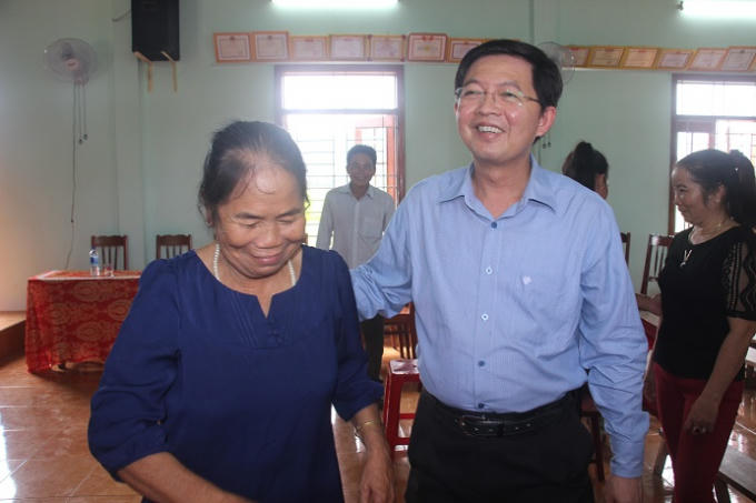 Chủ tịch UBND tỉnh Bình Định Hồ Quốc Dũng hỏi thăm người dân sau buổi đối thoại. Ảnh: Dũ Tuấn