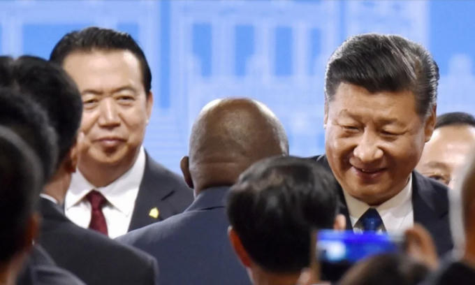 Ông Mạnh Hoành Vĩ (trái) và Chủ tịch Tập Cận Bình tại phiên họp toàn thể của Interpol ở Bắc Kinh năm 2017 (Ảnh: Kyodo)