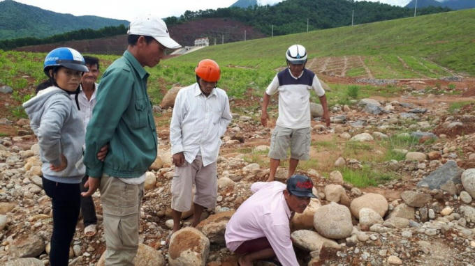 Nước rò rỉ từ đập hồ chứa nước Thủy Yên chảy ra ngoài thành dòng khiến người dân lo lắng. (Ảnh: NP)