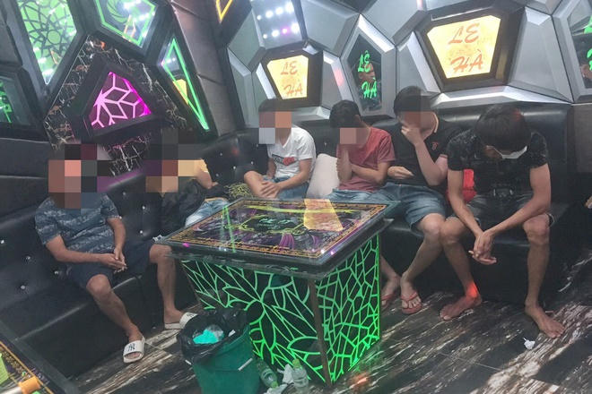 Nhóm thanh niên phê ma túy trong quán karaoke. Ảnh: B.T.