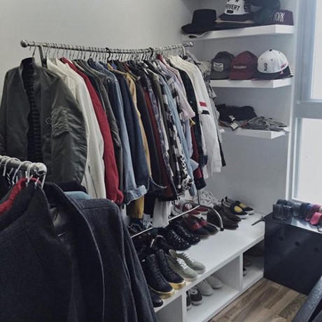 G&oacute;c ri&ecirc;ng để chật k&iacute;n quần &aacute;o, mũ n&oacute;n, gi&agrave;y d&eacute;p của Sơn T&ugrave;ng M-TP.