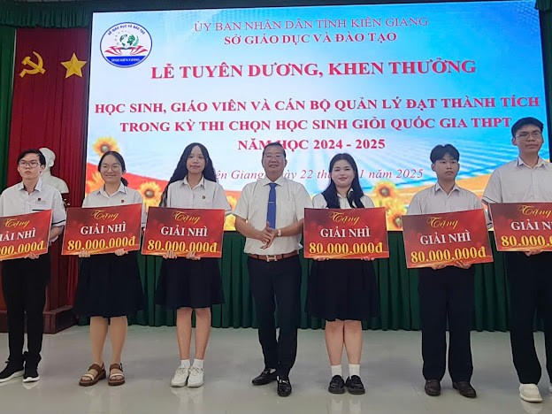 Khen thưởng cho giáo viên, học sinh đạt thành tích cao tại kỳ thi học sinh giỏi quốc gia