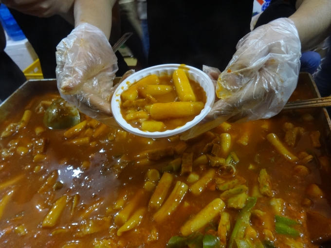 Được làm từ bột gạo và xào với Kim Chi, món bánh gạo cay quá phù hợp với ngày Hà Nội trở gió.