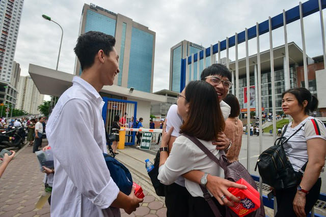 Phụ huynh ôm chúc con thi tốt tại điểm thi Trường THPT Chuyên Hà Nội - Amsterdam sáng 25/6/2018. (Ảnh: Toàn Vũ)