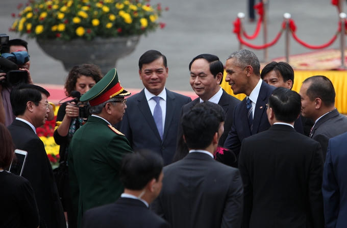 Những cái bắt tay thân thiện của tổng thống Obama với các quan chức Việt Nam.