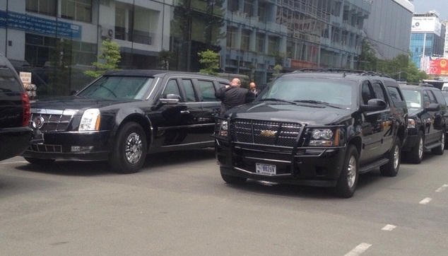 Đoàn xe đón Tổng thống Obama đã đến, xếp hàng trong sân bay Tân Sơn Nhất.