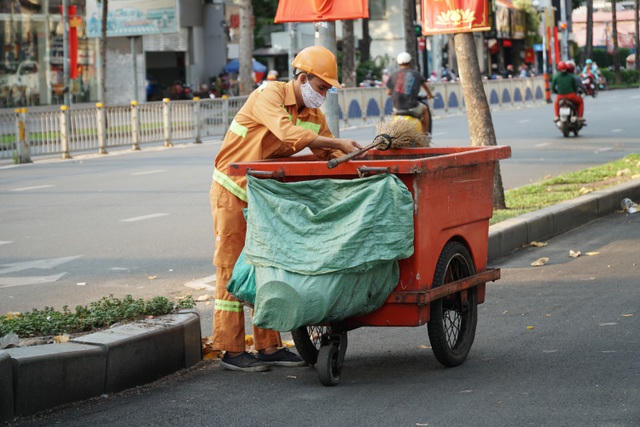 Những ngày lễ, tết, anh Đạt vẫn miệt mài làm việc vì một thành phố xanh, sạch, đẹp.