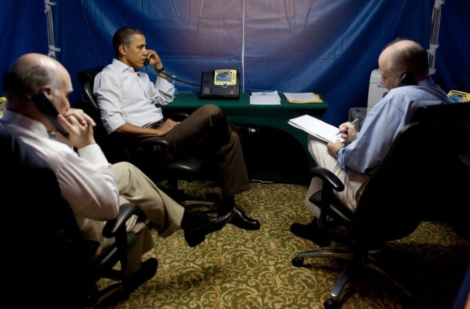 Tổng thống Mỹ Barack Obama cùng các quan chức thảo luận về tình hình không kích tại Libya năm 2011, trong chiếc lều an ninh, dựng tại khách sạn ở Brazil (Ảnh: NYT).