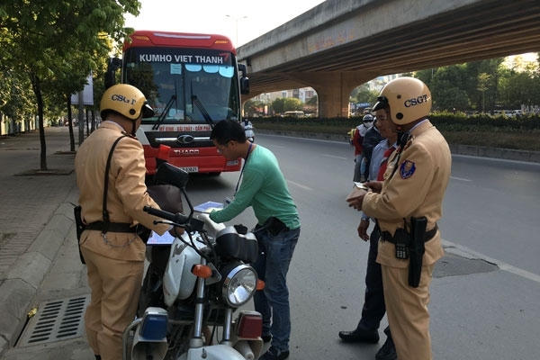 CSGT Hà Nội lập biên bản trường hợp xe khách vi phạm giao thông trên đường Phạm Hùng..