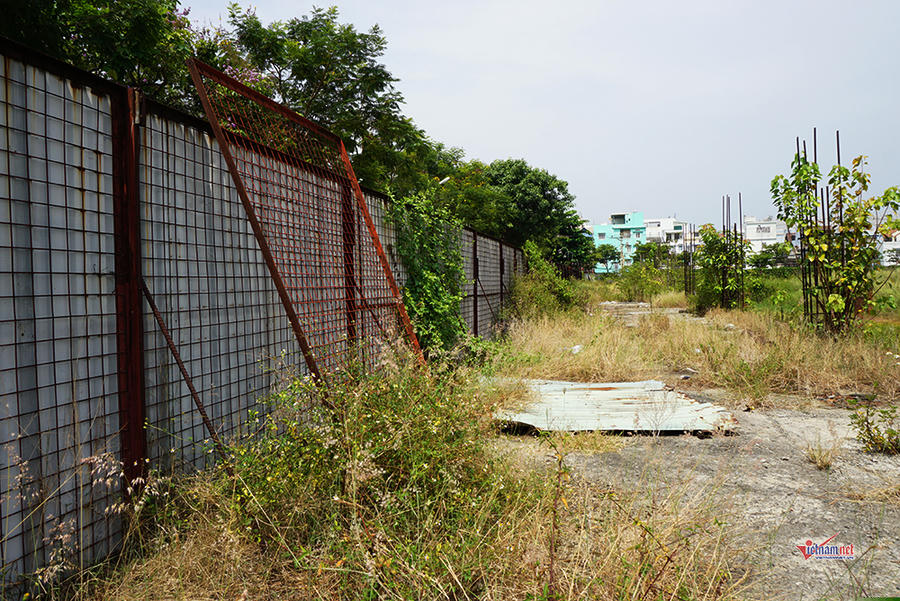 Những &lsquo;đống tiền tỷ&rsquo; bỏ hoang nhiều năm ở Đ&agrave; Nẵng