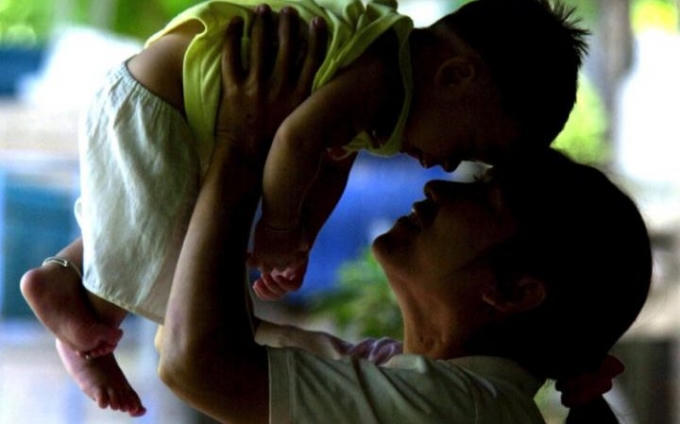 Một bà mẹ ở tỉnh Phetchaburi, Thái Lan dương tính với virus HIV và đứa con không bị nhiễm. (Ảnh: AP)