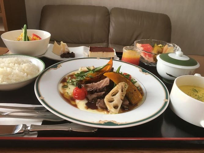 Dễ nhận thấy thực phẩm trong bữa cơm cho sản phụ được bệnh viện cung cấp rất phong phú, từ bánh mì, đậu phụ, cháo, hoa quả... đến các thực phẩm mẹ Việt nghĩ phải kiêng như cá sống, salad.