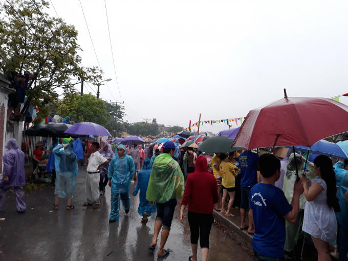 8h sáng ngày 10/3 (25/4 dương lịch), bắt đầu diễn ra cuộc thi đua thuyền, mặc dù thời tiết ko thuận lợi, trời mưa to kéo dài nhưng người dân, cổ động viên vẫn nhiệt tình che ô, mặc áo mưa đứng dọc 2 bên khúc sông cổ vũ các đội thi đấu.