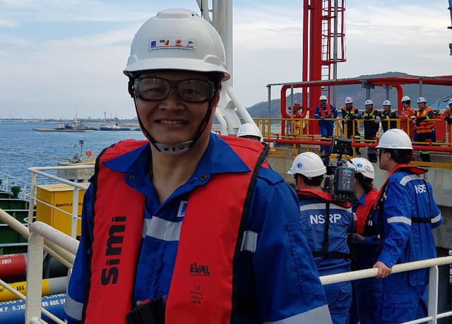 Ông Đinh Văn Ngọc; Phó Tổng giám đốc Công ty TNHH Lọc hóa dầu Nghi Sơn và các chuyên gia nước ngoài vui mừng trước dòng sản phẩm đầu tiên.