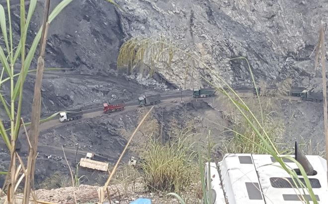 Moong khai trường có hàng trăm xe chở than ra vào liên tục nhưng xe không hề có sự che chắn