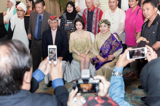 Ông Rajah Majjiaua Mansangyauna, người đứng đầu vùng Caraga phía đông bắc Mindanao đã không ngại ngần bày tỏ sự khen ngợi rằng đây là lần đầu tiên ông được thấy một phụ nữ có vẻ đẹp Việt Nam rất thuần hậu mà dung nhan lại mang nét đẹp tôn quý, hoàng gia.