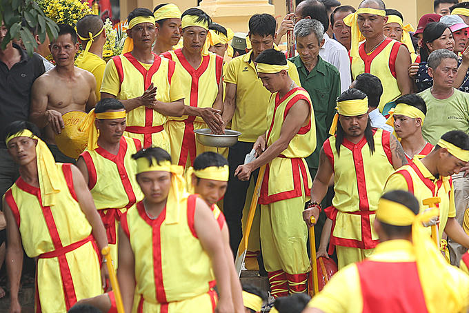 Trước khi xuống thuyền, các tay chèo làm lễ trong đình và rửa tay. Cuộc đua thuyền diễn ra trên khúc sông Thủy Giang (sông Pheo) chảy qua làng với sự tham gia của 150 tay chèo, 6 thuyền đua thuộc 3 thôn: Thượng, Trung, Hạ (mỗi thôn 2 thuyền).