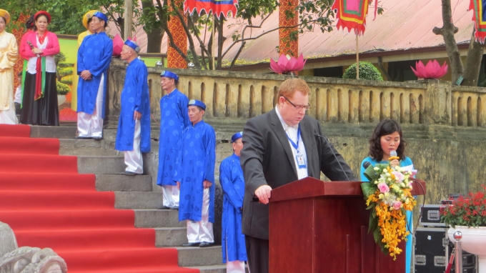 Đại diện Hội đồng Liên minh Kỷ lục Thế giới trong buổi Lễ trao bằng xác lập kỷ lục độc bản thế giới cuốn Sử thi Hoa Lư Thi tập.