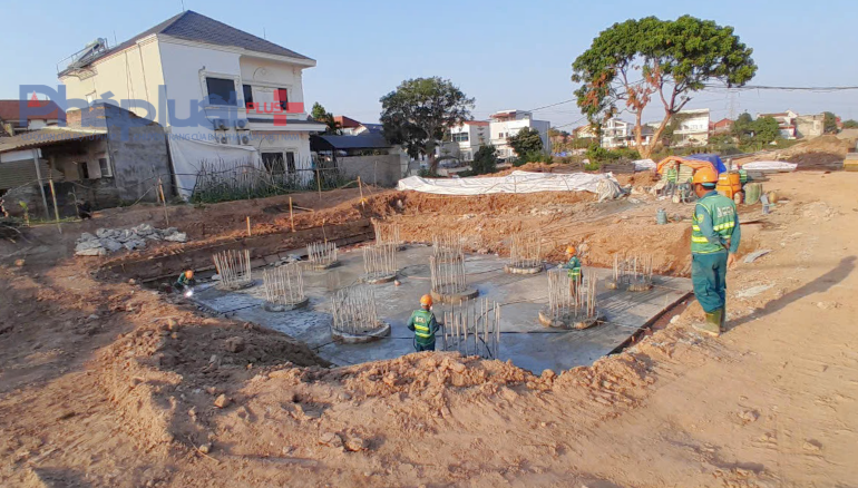 Phần trên đất liền, những cột thép như trên được đưa vào các ống thép đã định hình trước đó sau đó được đổ bê tông. Phần đài móng và trụ cầu sau này sẽ nằm gối lên toàn bộ các đầu cọc tạo nên 1 khối vững chắc. Trong ảnh: Những cột thép đã được đưa xuống lòng đất và đổ bê tông. Những công nhân đang tiến hành làm các bước tiếp theo.