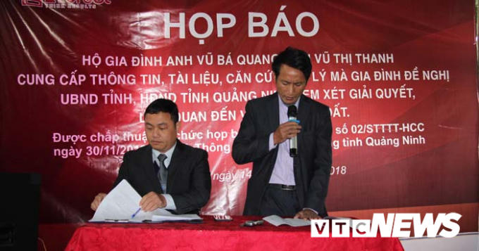 Ông Vũ Bá Quy cùng luật sư chủ trì buổi họp báo, cung cấp thông tin cho báo chí.