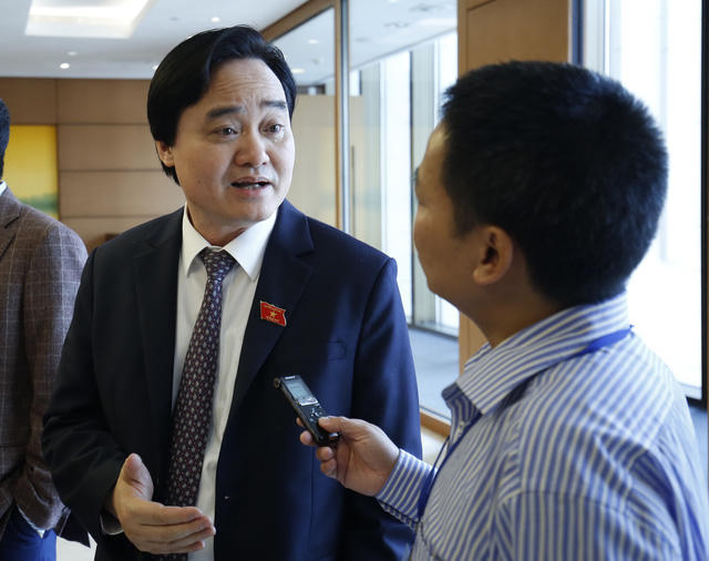 Bộ trưởng GD-ĐT Phùng Xuân Nhạ trao đổi bên hành lang Quốc hội sáng 30/10.