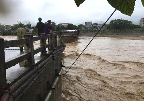 Cầu Ngòi Thia bị sập hai nhịp. (Ảnh: Báo Yên Bái)