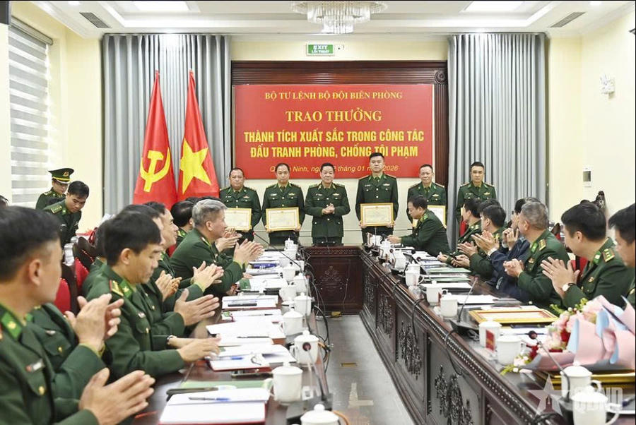 Thiếu tướng Văn Ngọc Quế, Phó chủ nhiệm Chính trị BĐBP trao thưởng cho các cá nhân thuộc Ban chỉ huy BĐBP tỉnh Quảng Ninh có thành tích xuất sắc trong công tác đấu tranh phòng, chống tội phạm.