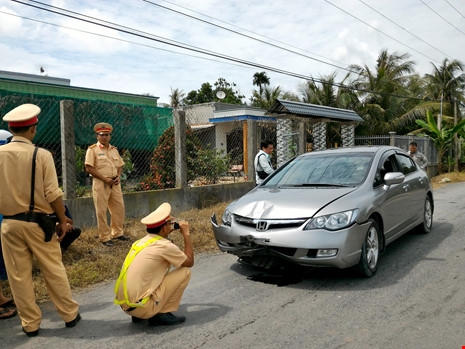 Hiện trường nơi người d&acirc;n bắt giữ xe &ocirc; t&ocirc; con g&acirc;y tai nạn rồi bỏ trốn khỏi hiện trường.