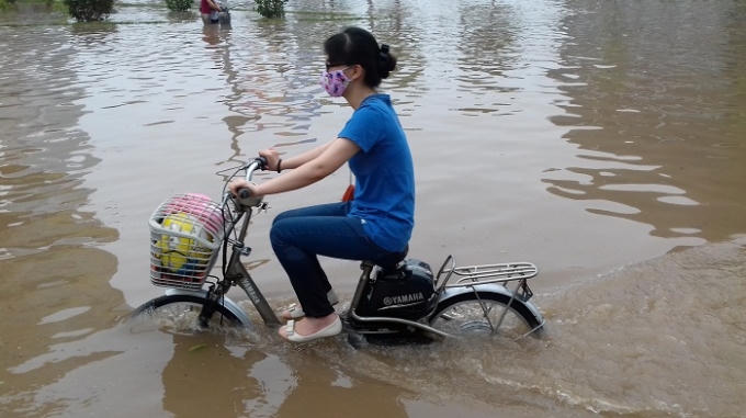 Hà Nội: Ô tô, xe máy la liệt
