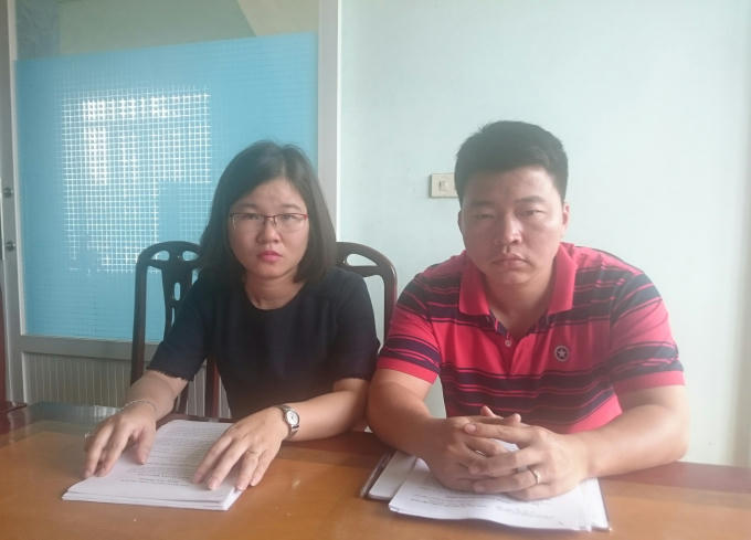 Vợ chồng anh Trung trao đổi sự việc với phóng viên.