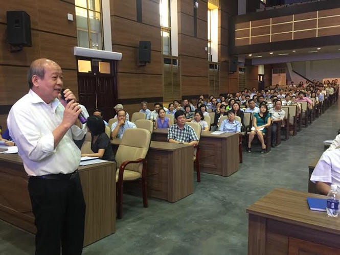 Trường ĐH Kinh tế TP.HCM tập huấn lần cuối cho cán bộ coi thi trước ngày lên đường. (Ảnh: Thanh Niên)